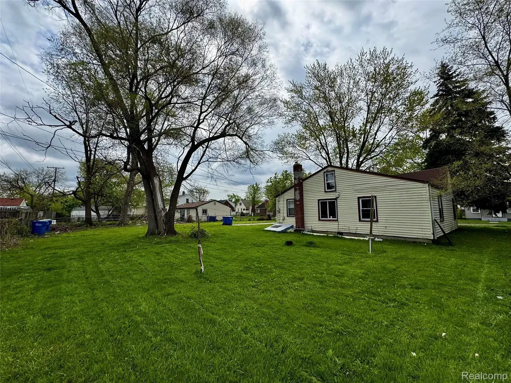 8045 Cadillac Avenue Warren City MI 48089