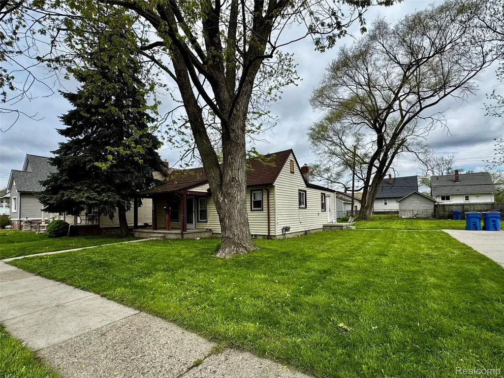 8045 Cadillac Avenue Warren City MI 48089