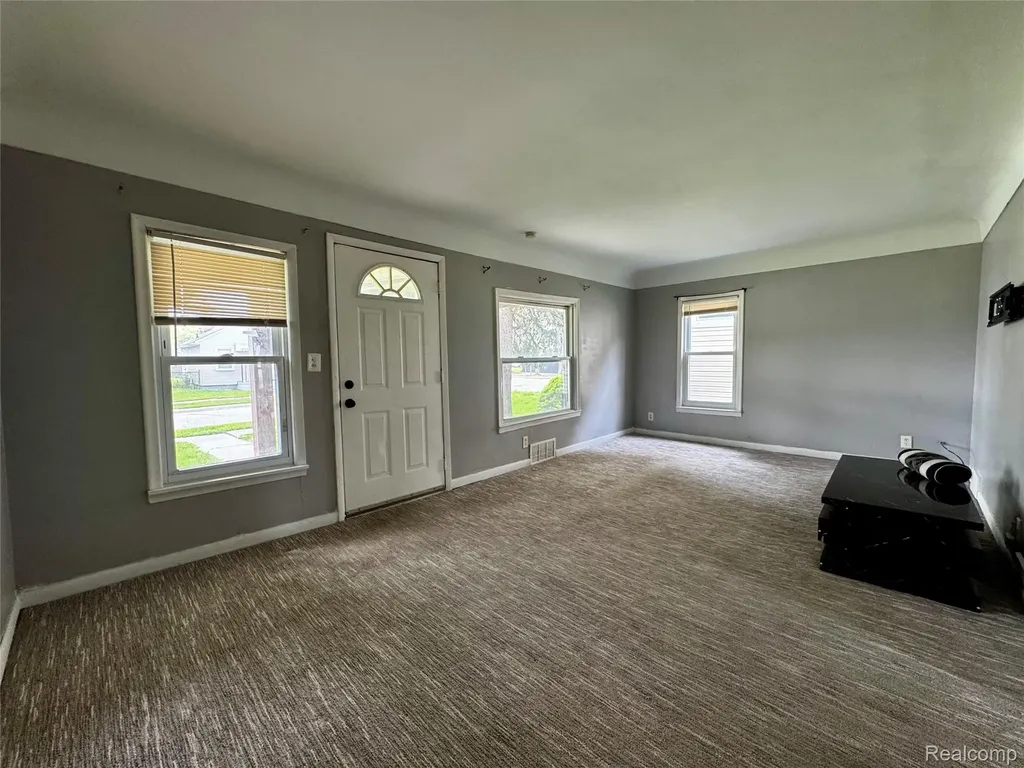 8045 Cadillac Avenue Warren City MI 48089
