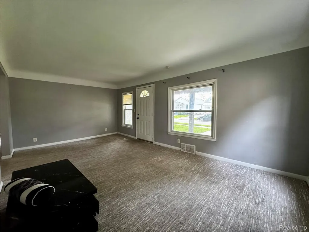 8045 Cadillac Avenue Warren City MI 48089