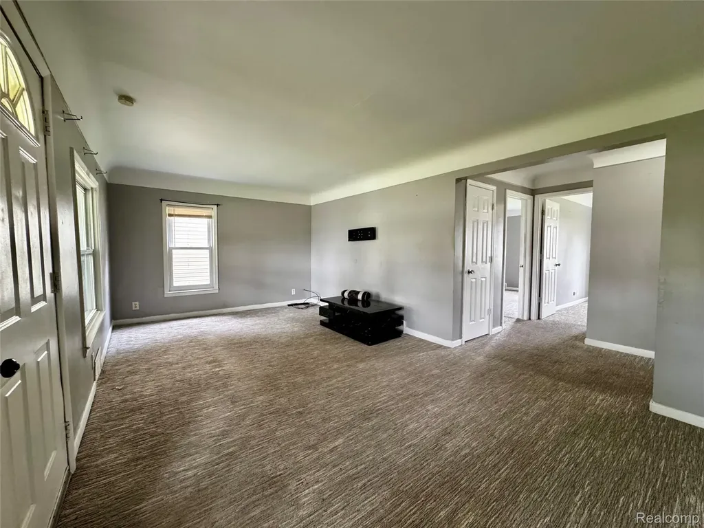 8045 Cadillac Avenue Warren City MI 48089