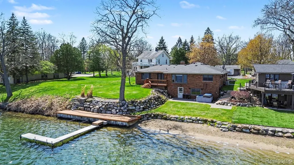 2596 N Williams Lake Road Waterford Charter Township MI 48327