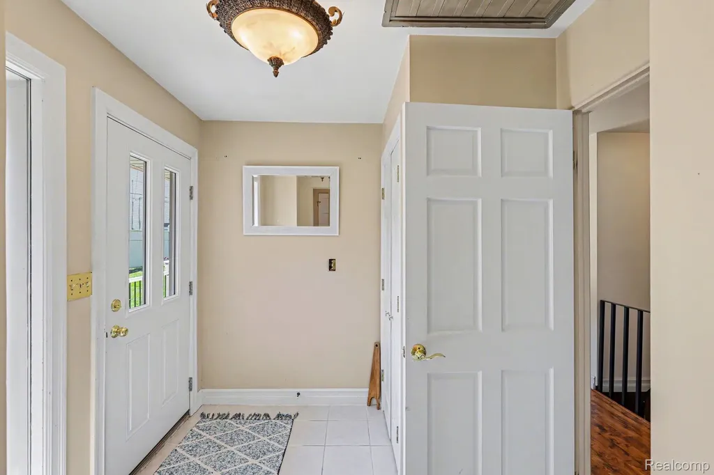 2596 N Williams Lake Road Waterford Charter Township MI 48327