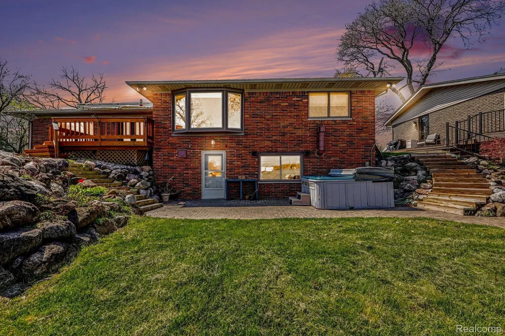 2596 N Williams Lake Road Waterford Charter Township MI 48327