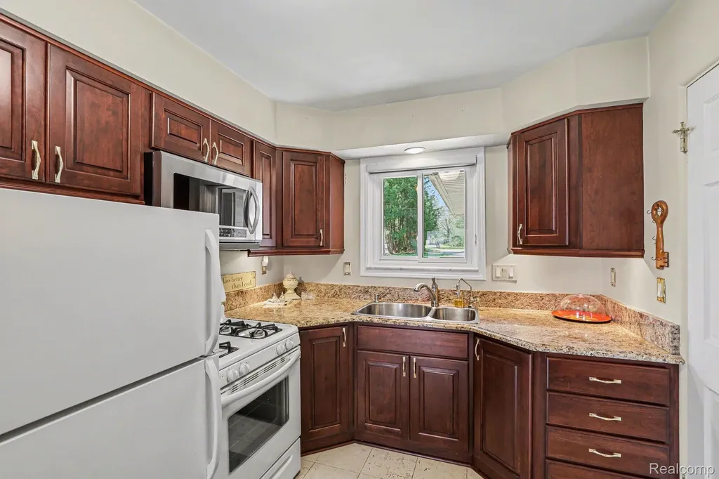 2596 N Williams Lake Road Waterford Charter Township MI 48327