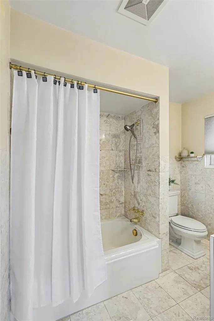 2596 N Williams Lake Road Waterford Charter Township MI 48327