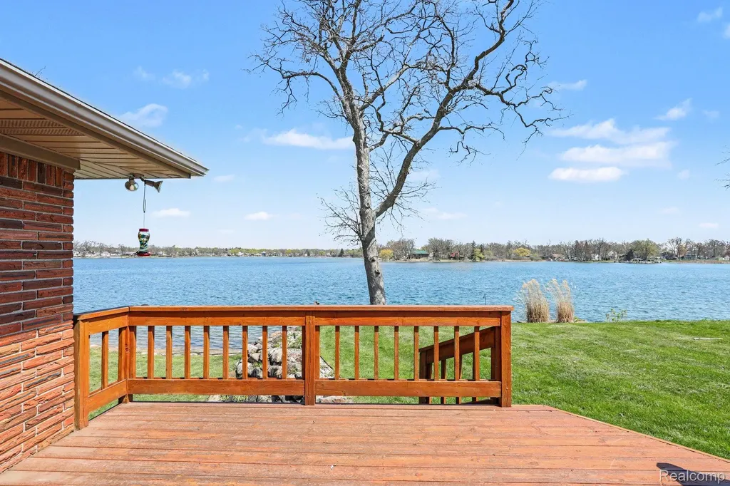 2596 N Williams Lake Road Waterford Charter Township MI 48327
