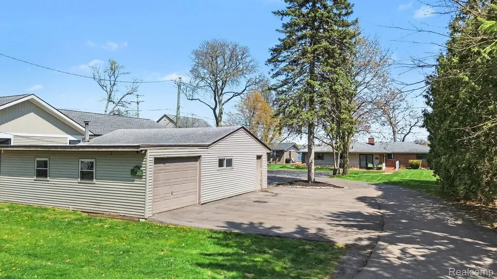 2596 N Williams Lake Road Waterford Charter Township MI 48327