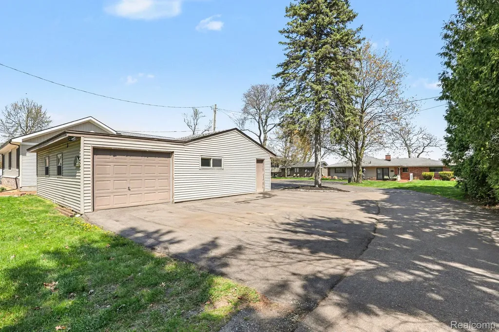 2596 N Williams Lake Road Waterford Charter Township MI 48327