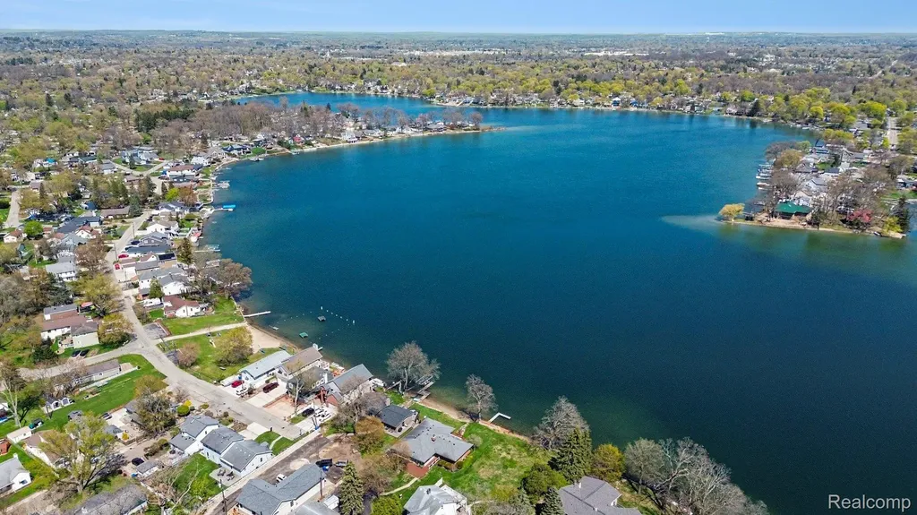 2596 N Williams Lake Road Waterford Charter Township MI 48327