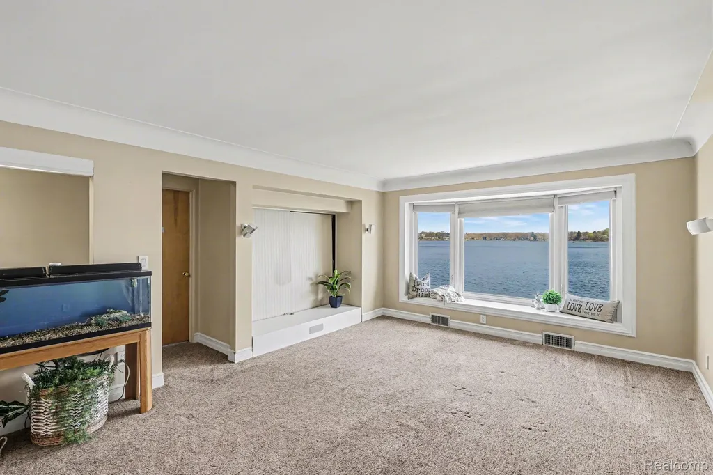 2596 N Williams Lake Road Waterford Charter Township MI 48327