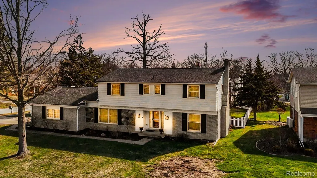 26031 Hidden Lane Grosse Ile Township MI 48138