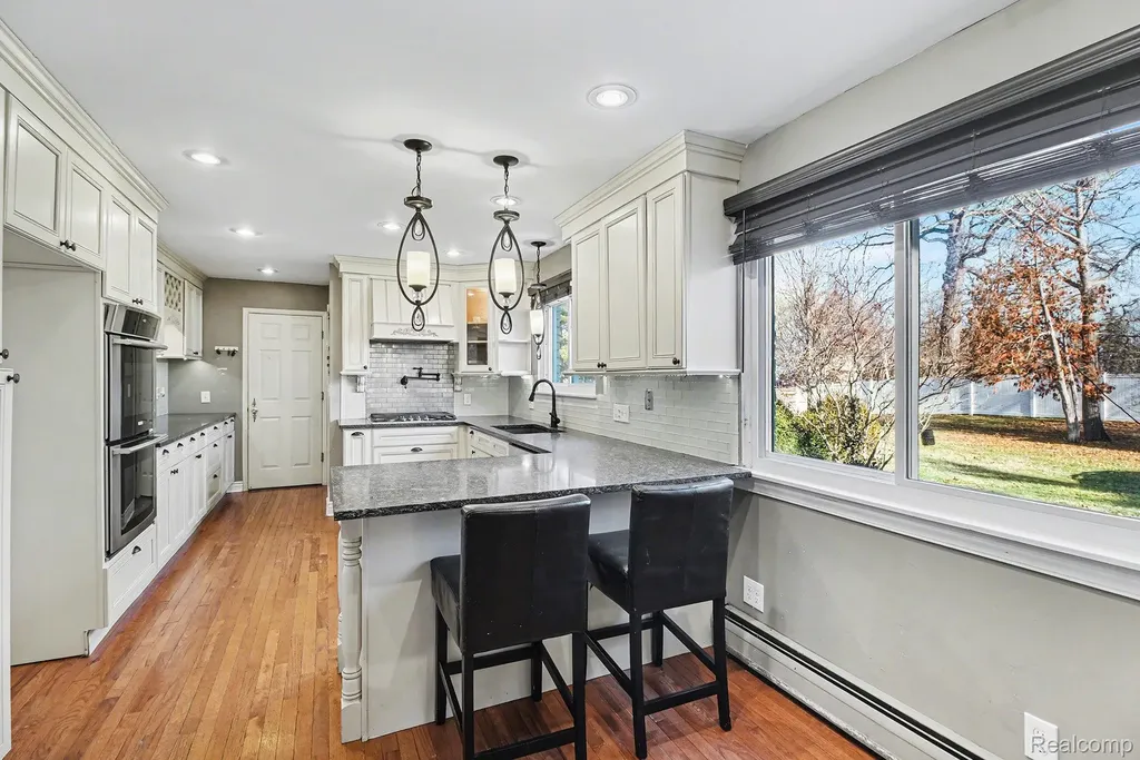 26031 Hidden Lane Grosse Ile Township MI 48138