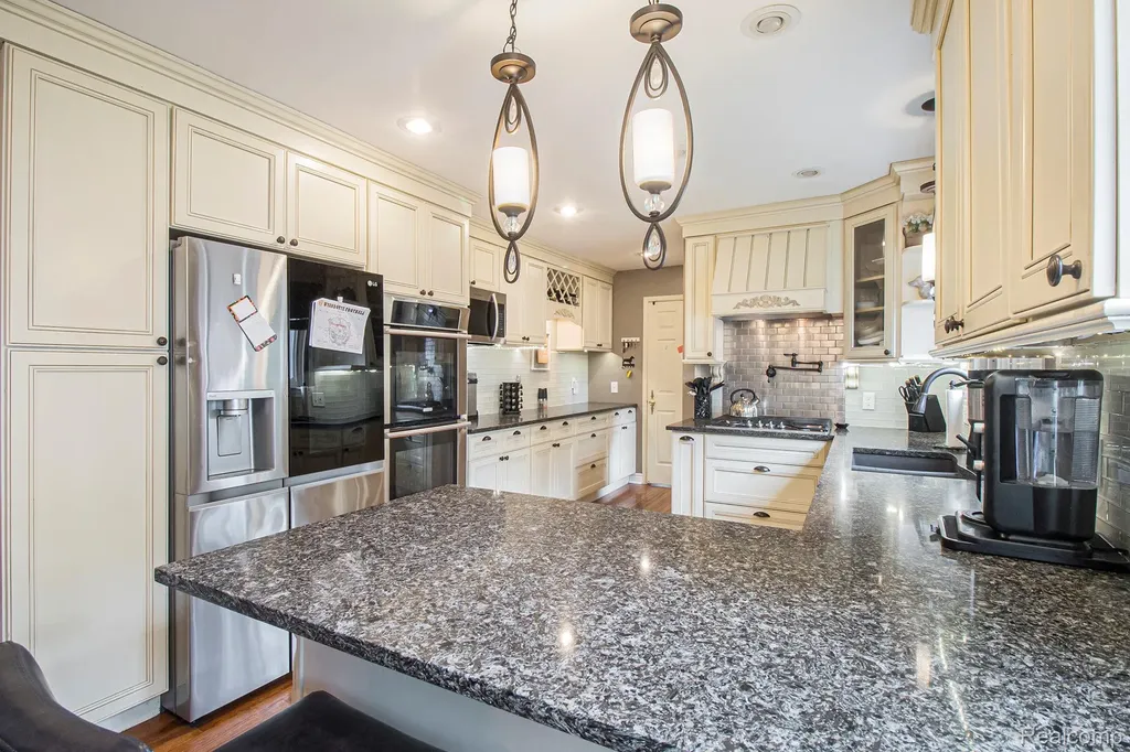 26031 Hidden Lane Grosse Ile Township MI 48138