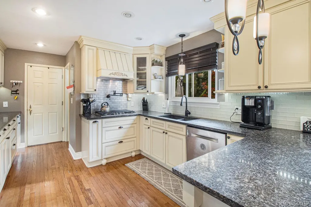 26031 Hidden Lane Grosse Ile Township MI 48138