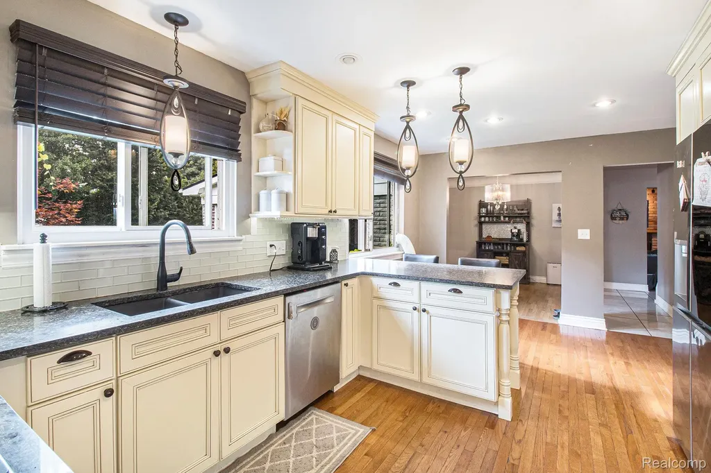 26031 Hidden Lane Grosse Ile Township MI 48138