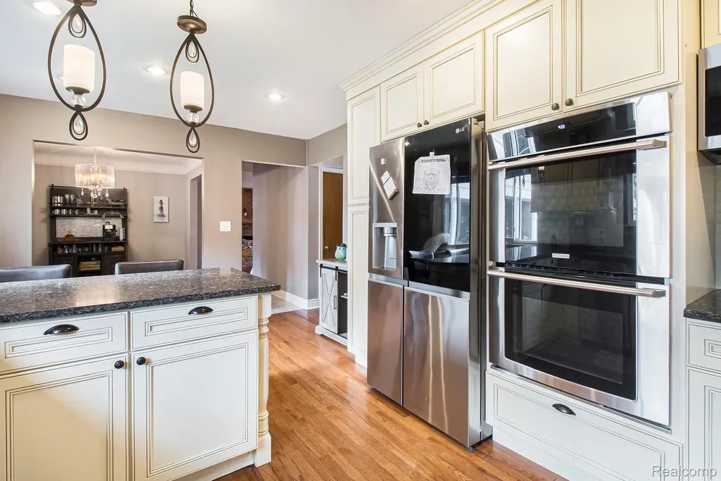 26031 Hidden Lane Grosse Ile Township MI 48138