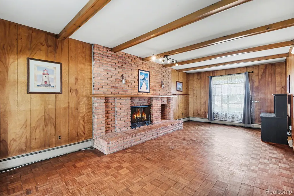 26031 Hidden Lane Grosse Ile Township MI 48138