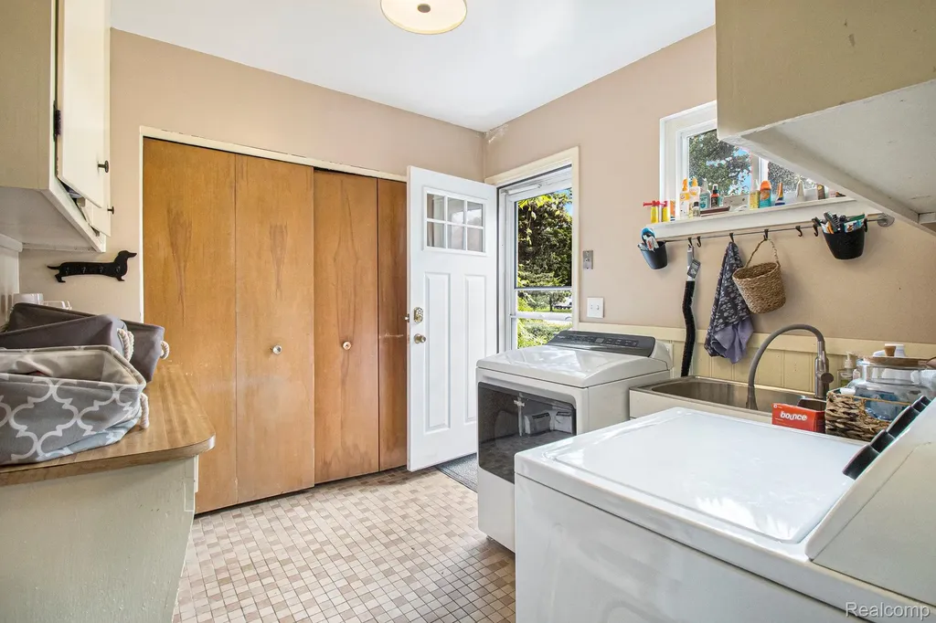 26031 Hidden Lane Grosse Ile Township MI 48138