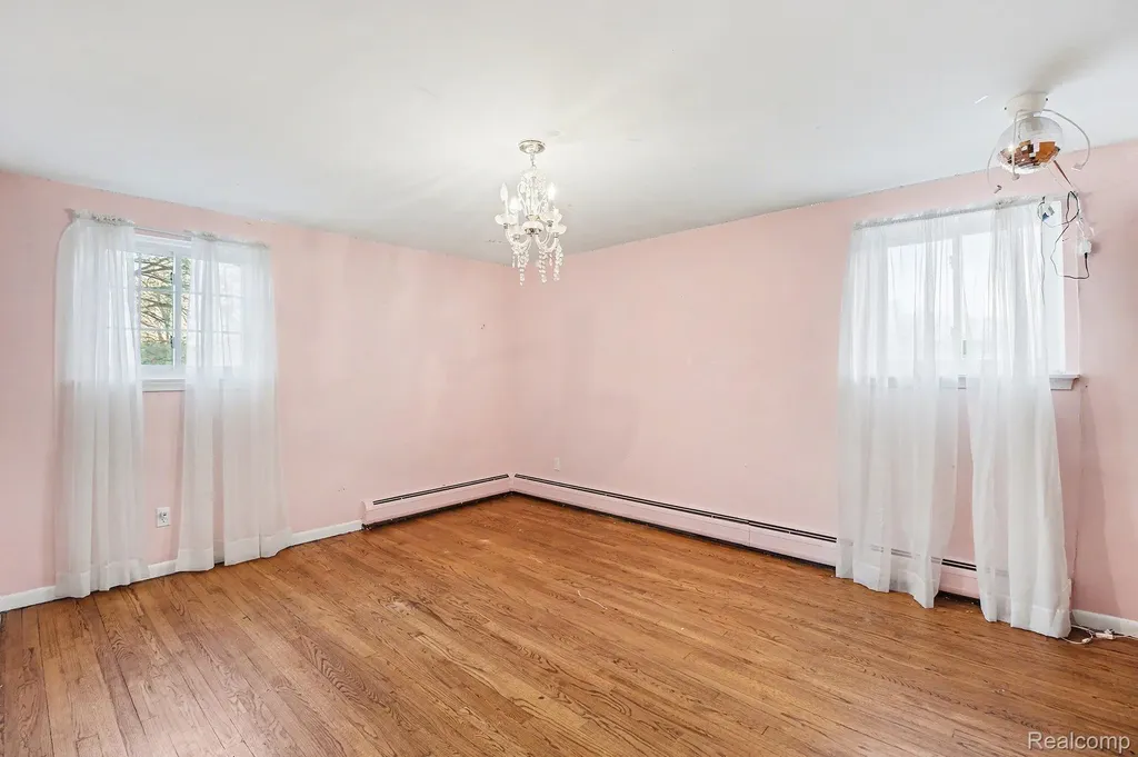 26031 Hidden Lane Grosse Ile Township MI 48138