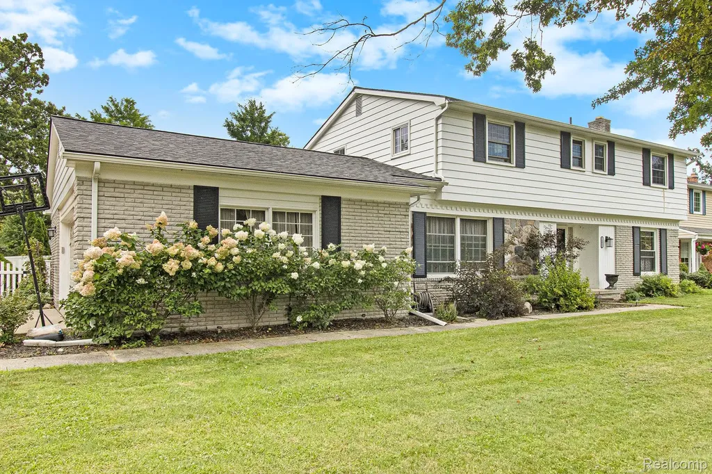 26031 Hidden Lane Grosse Ile Township MI 48138