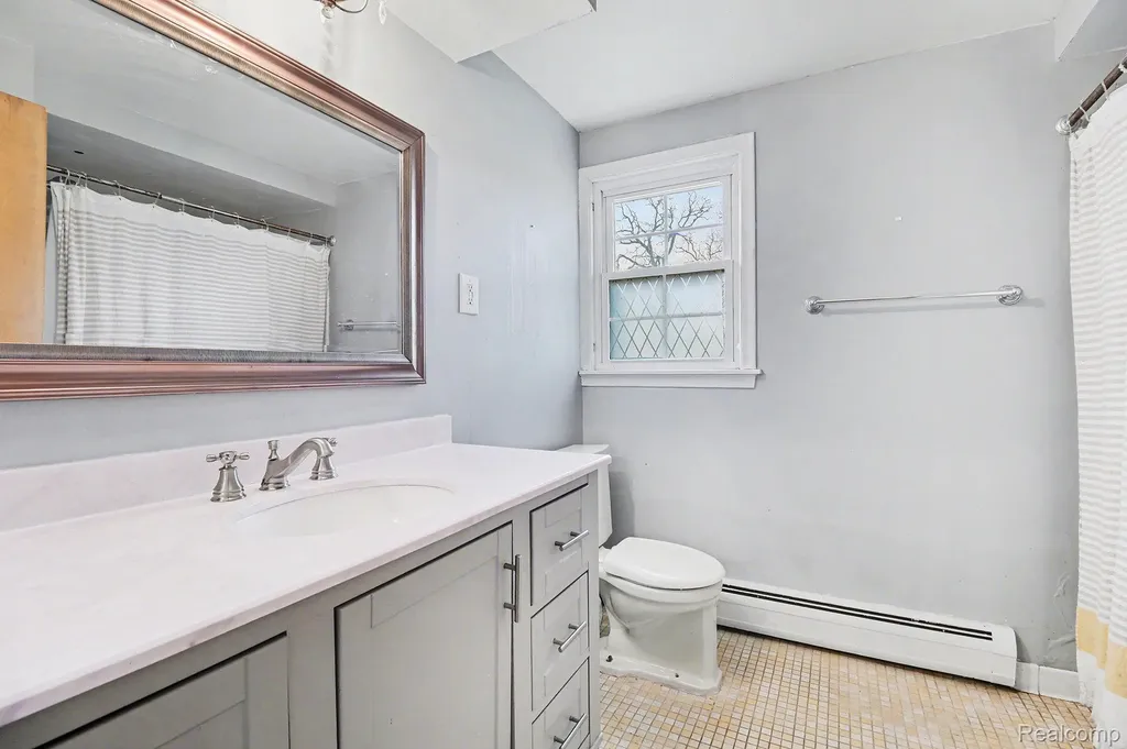 26031 Hidden Lane Grosse Ile Township MI 48138