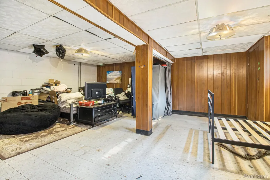 26031 Hidden Lane Grosse Ile Township MI 48138
