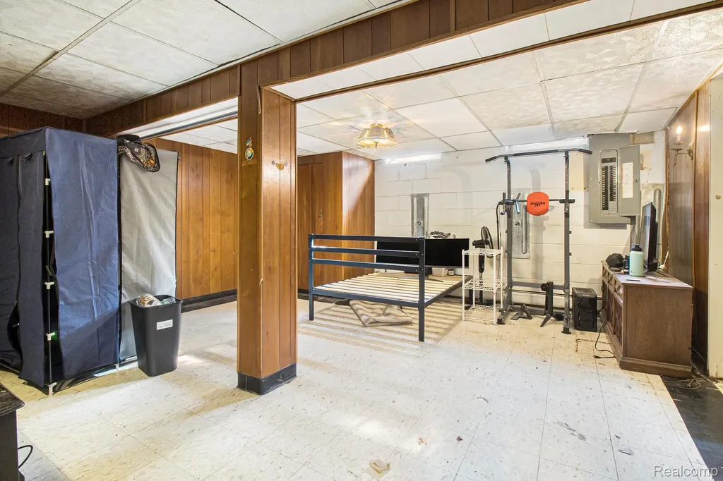 26031 Hidden Lane Grosse Ile Township MI 48138