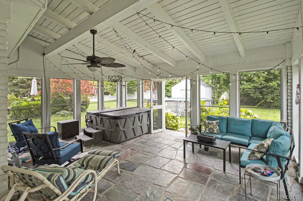 26031 Hidden Lane Grosse Ile Township MI 48138