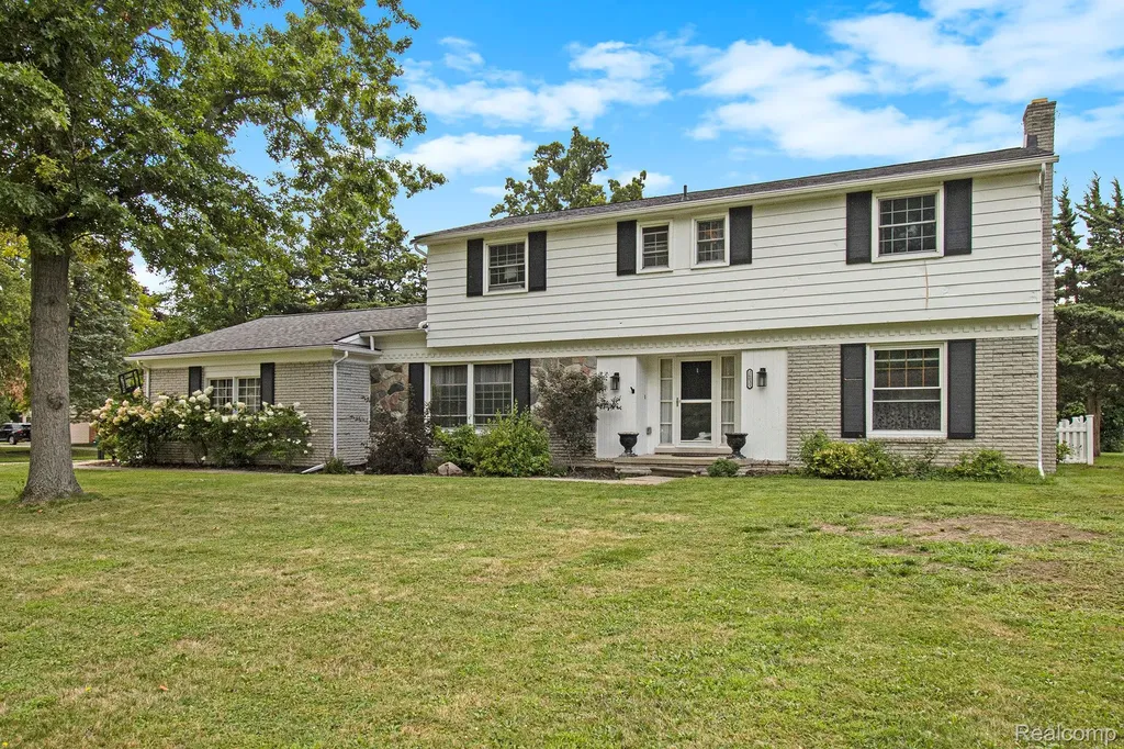 26031 Hidden Lane Grosse Ile Township MI 48138