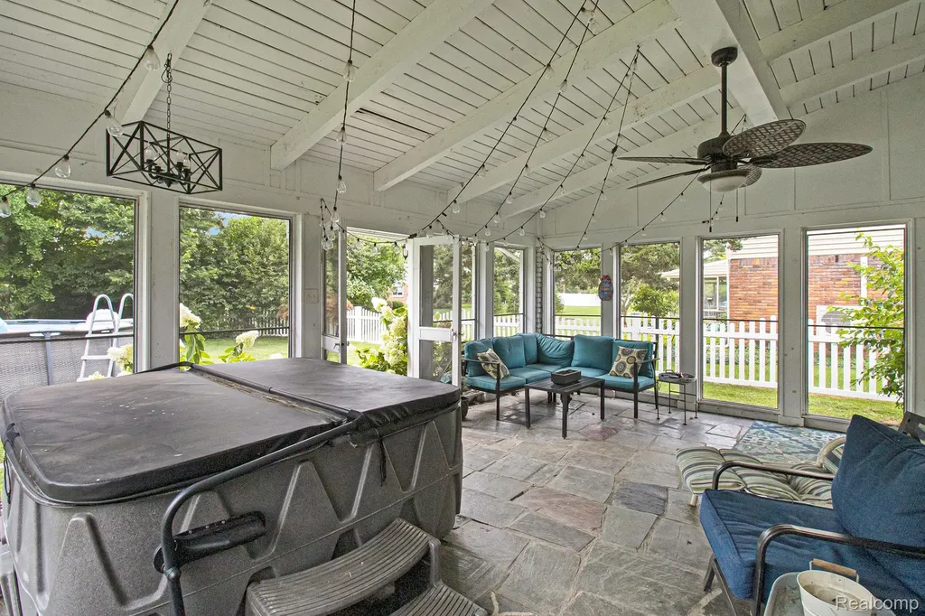 26031 Hidden Lane Grosse Ile Township MI 48138