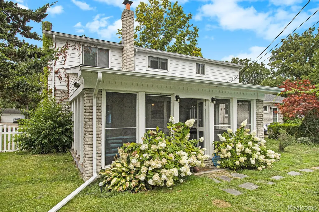26031 Hidden Lane Grosse Ile Township MI 48138