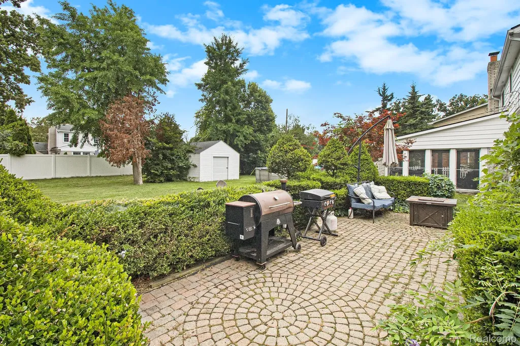 26031 Hidden Lane Grosse Ile Township MI 48138