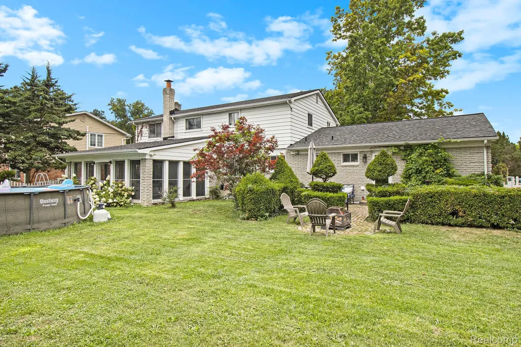 26031 Hidden Lane Grosse Ile Township MI 48138