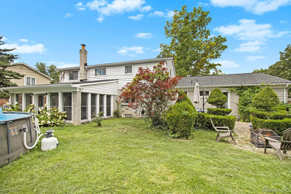 26031 Hidden Lane Grosse Ile Township MI 48138