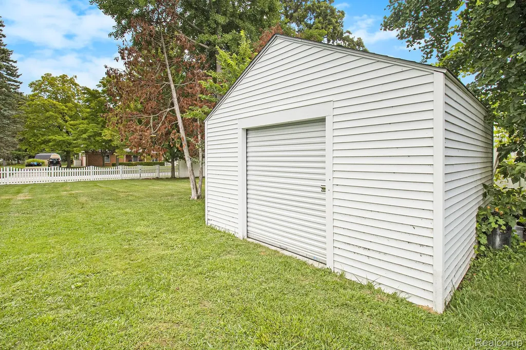 26031 Hidden Lane Grosse Ile Township MI 48138