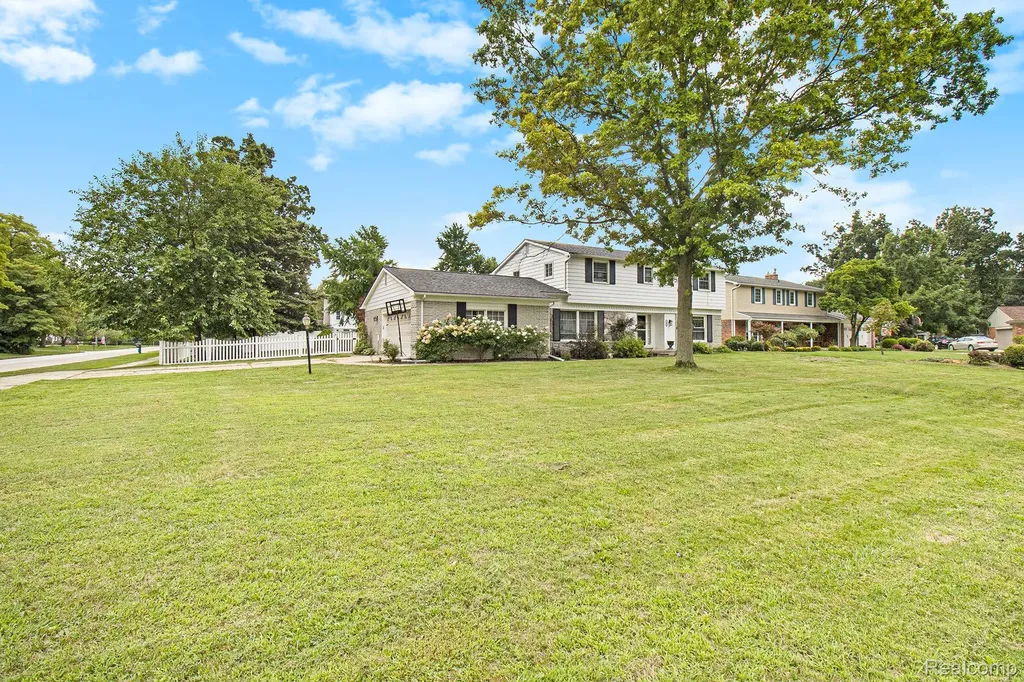 26031 Hidden Lane Grosse Ile Township MI 48138
