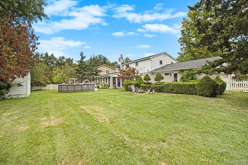 26031 Hidden Lane Grosse Ile Township MI 48138