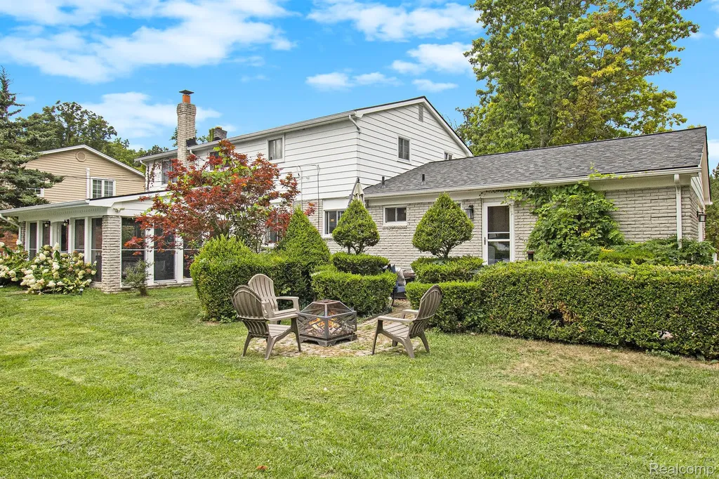 26031 Hidden Lane Grosse Ile Township MI 48138