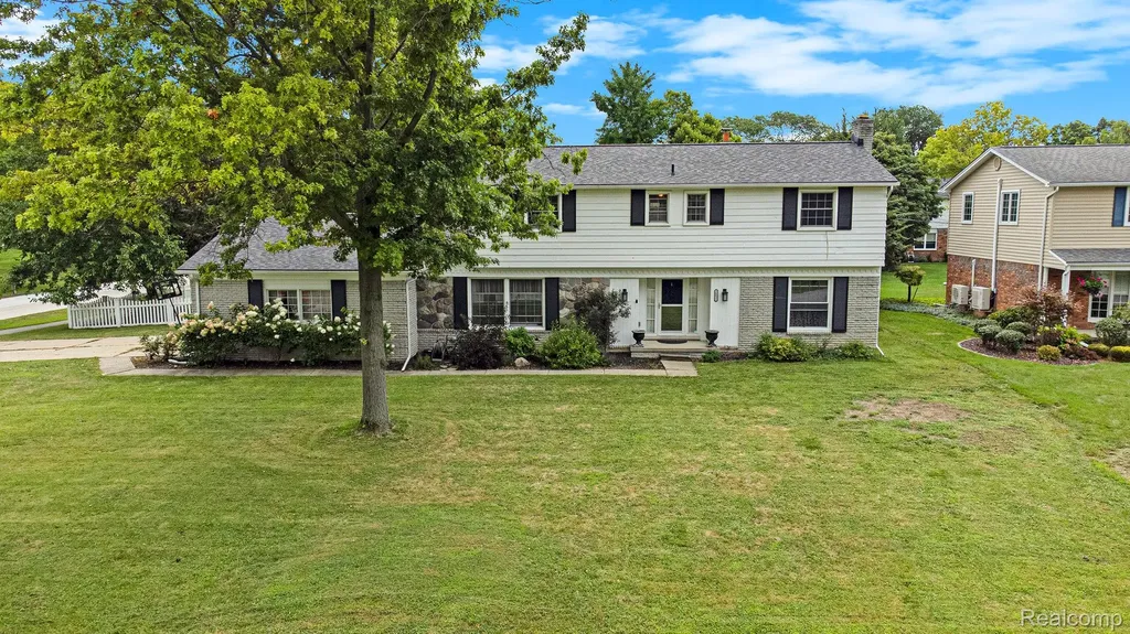 26031 Hidden Lane Grosse Ile Township MI 48138