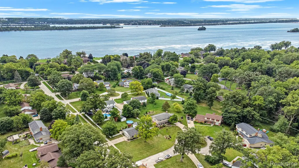 26031 Hidden Lane Grosse Ile Township MI 48138