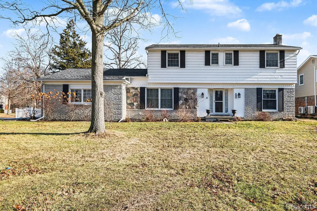 26031 Hidden Lane Grosse Ile Township MI 48138