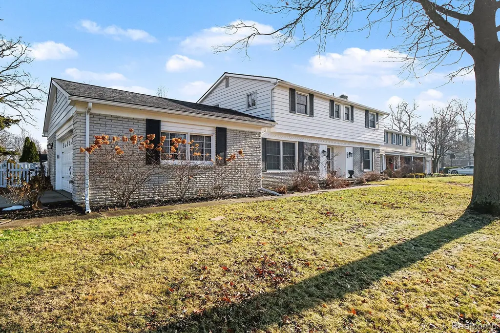 26031 Hidden Lane Grosse Ile Township MI 48138