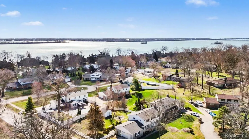 26031 Hidden Lane Grosse Ile Township MI 48138