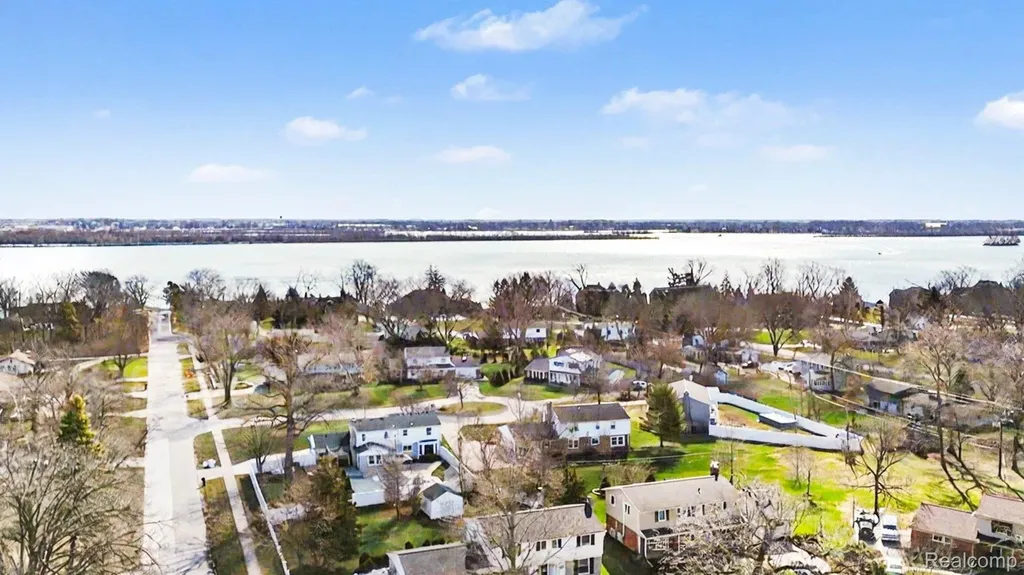 26031 Hidden Lane Grosse Ile Township MI 48138