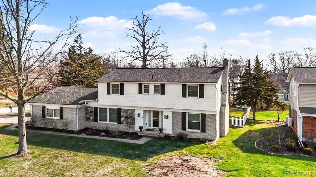 26031 Hidden Lane Grosse Ile Township MI 48138