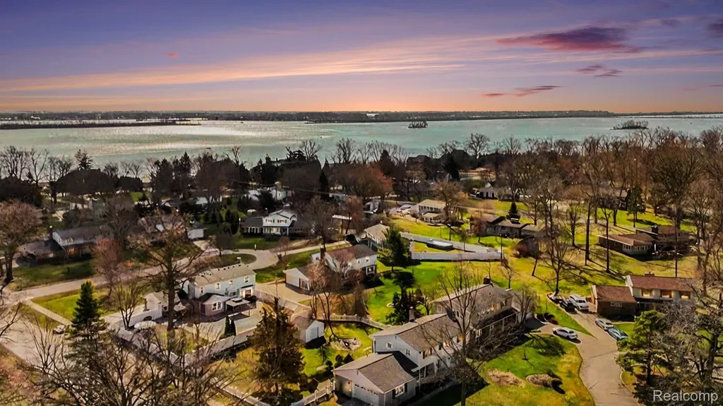 26031 Hidden Lane Grosse Ile Township MI 48138