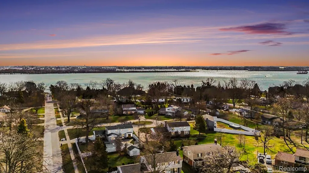26031 Hidden Lane Grosse Ile Township MI 48138