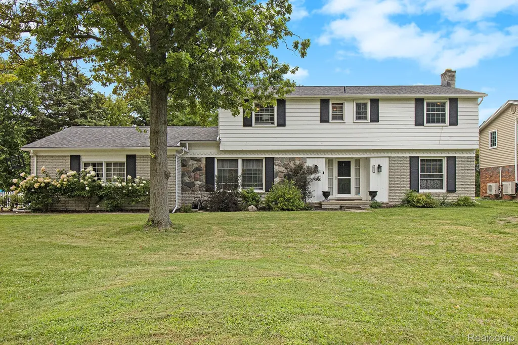 26031 Hidden Lane Grosse Ile Township MI 48138