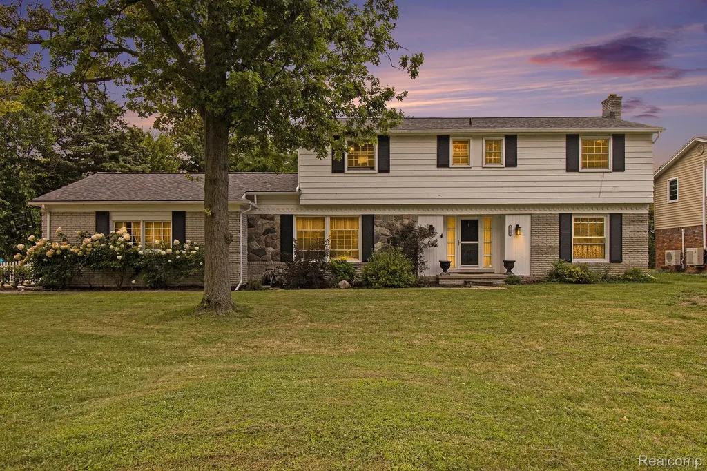 26031 Hidden Lane Grosse Ile Township MI 48138